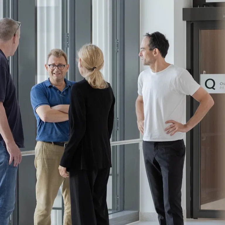 photo of five people talking relaxed in a hallway - Board of the Swiss Network for Dementia Research